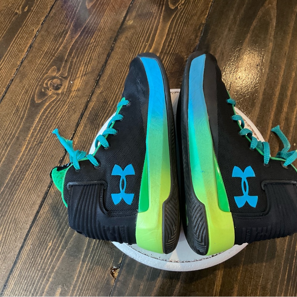 Under Armour Kids Sneakers - Black and Green great condition. - Picture 4 of 9